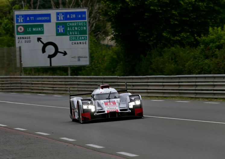 Audi R18 e-tron quattro #8 (Audi Sport Team Joest), Lucas di Grassi, Loïc Duval, Oliver Jarvis (pit)