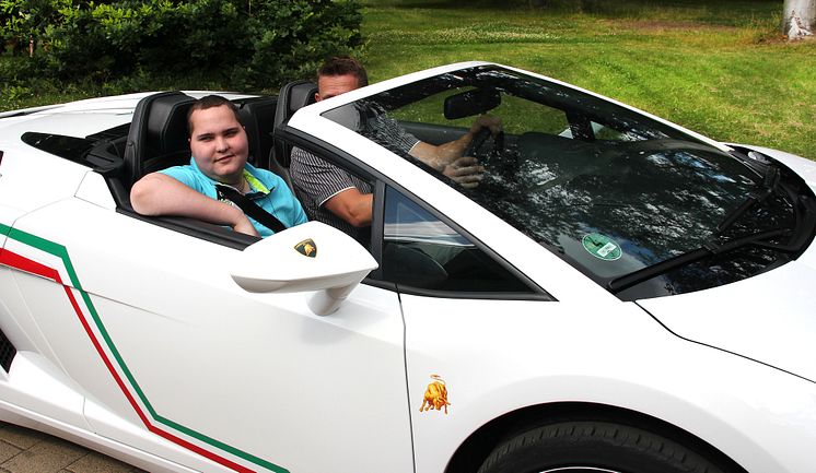 Ein aufregender Nachmittag im Bärenherz: Kinder mit Dr. Schuh im Lamborghini unterwegs