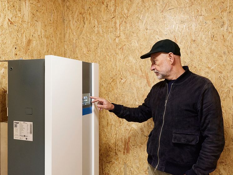 Haus AZ_Sascha Arnold speichert PV-Energie mit dem Energiespeicher flow von Hager-15cm.jpg