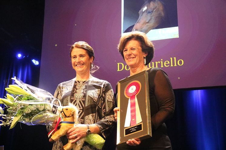 Tinne Vilhelmson Silfvén och Antonia Ax:son Johnson tog emot priset för Årets häst