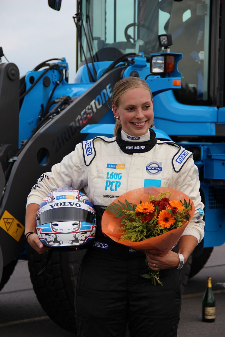 Karin Olsson med blommor efter rekordracet med L60G PCP.