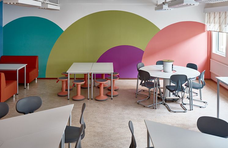 Färgerna i skolans nya logotyp återfinns i såväl möbler som på väggar.
