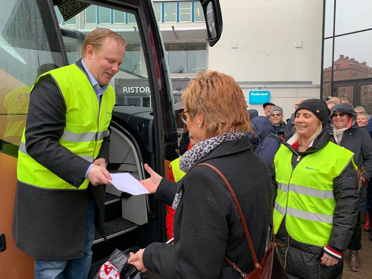 Hundratals seniorer trotsade regnet när ressuget är som störst 