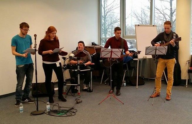 Musik und Kuchen für Bärenherz: Auszubildende der enviaM-Gruppe spenden für das Kinderhospiz