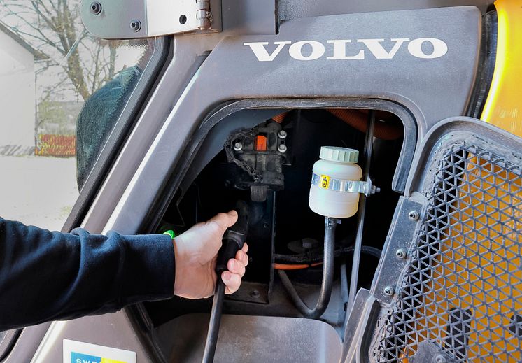 Laddning av Volvo L25 Electric på Michaelssons Lantbruk
