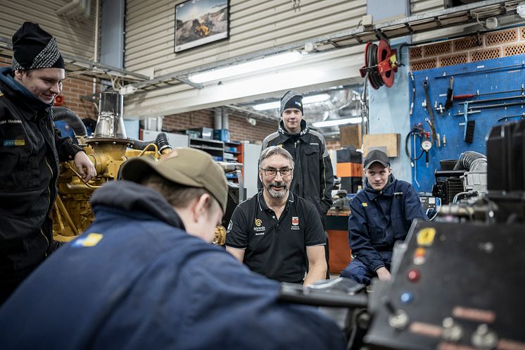 Bert-Erik Andersson med elever på Björknäsgymnasiet