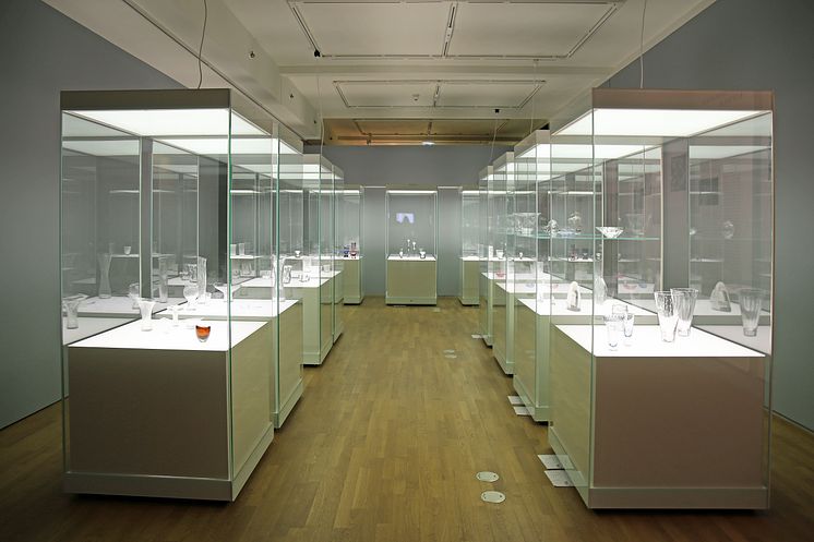 Blick in die Ausstellung "Finnisches Design - Glas und Silber" von Tapio Wirkkala"