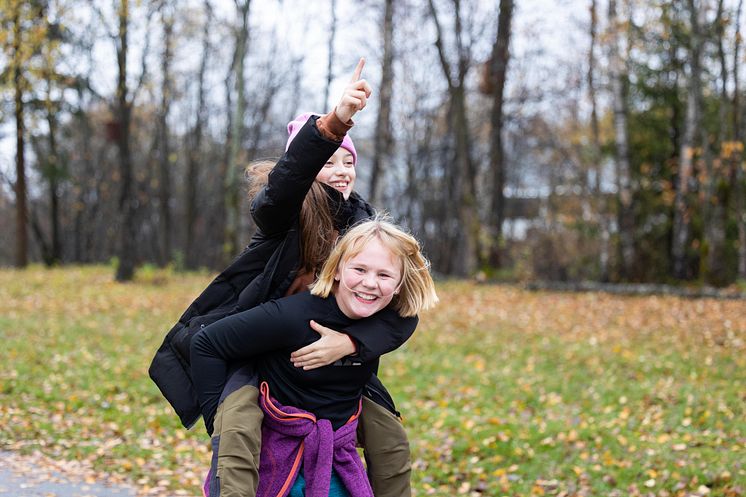 Katrine Jocyte og Isabel Aimee Johansdottir (10) - Blomhaug FORUT SL22 - Foto Øyvind S Endal