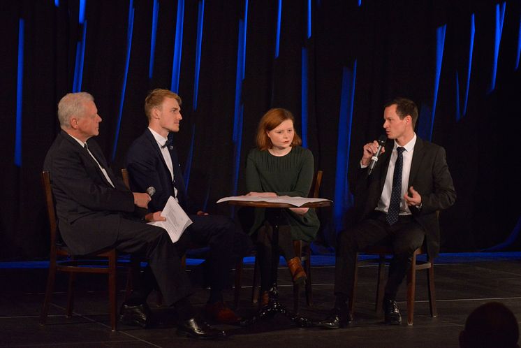 (v.l.) Moderator Dr. Helge-Heinz Heinker interviewt  Marcus Müller, Elisabeth Jaspersen (Geschäftsführung Kupfersaal GmbH) und Holger Engelhardt (Konzertmeister der Philharmonie Leipzig)