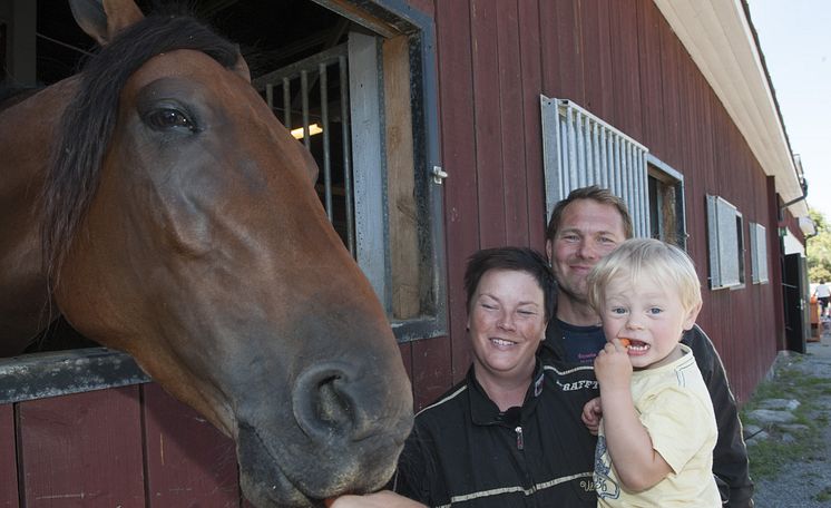 Ulrika Wällstedt med häst och familj