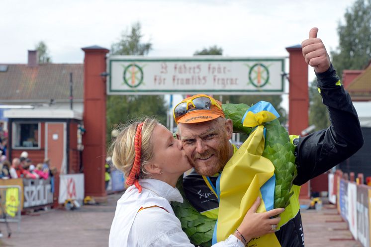 Johan Landström får segerkyssen efter CykelVasan 2014 av kranskullan Lisa Englund