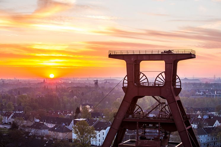 Essen_Blick_auf_Doppelbock-Fördergerüst_vom_Dach_der_Kohlenwäsche_während_des_Sonnenaufgangs