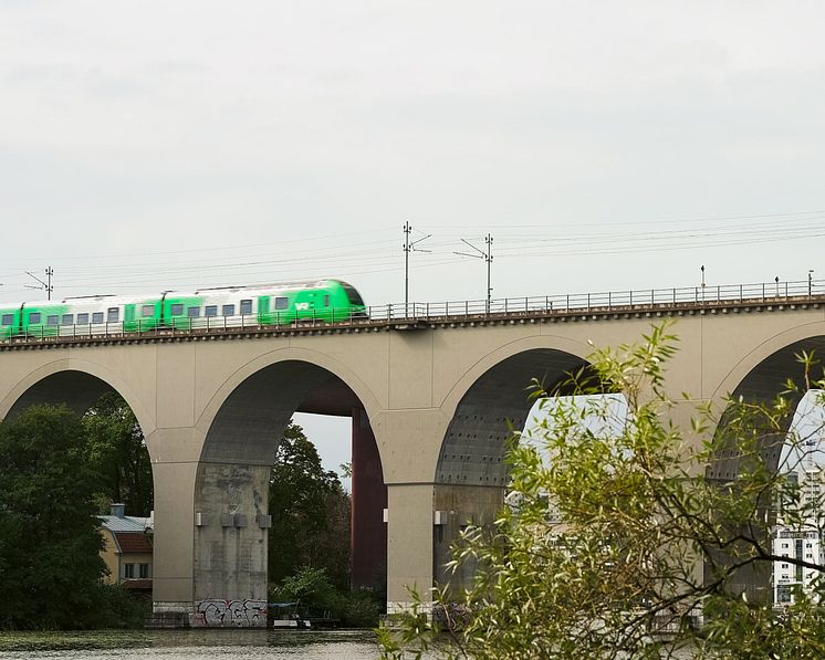 VR-tåg på Årstabron i Stockholm