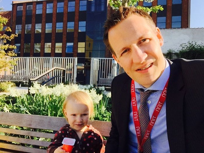 Kasper Søndergaard Andersen and daughter 700 px