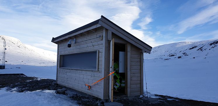 Huset beskytter radaren som overvåker snøskredfare på Stavbrekka. 