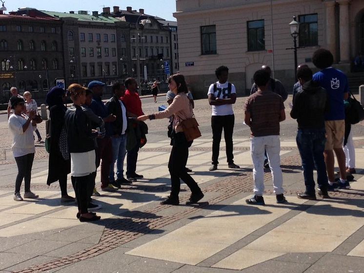 Jubileumssatsningen Göteborg berättar håller i en stadsvandring på tigrinja för nyanlända från Etiopien. 