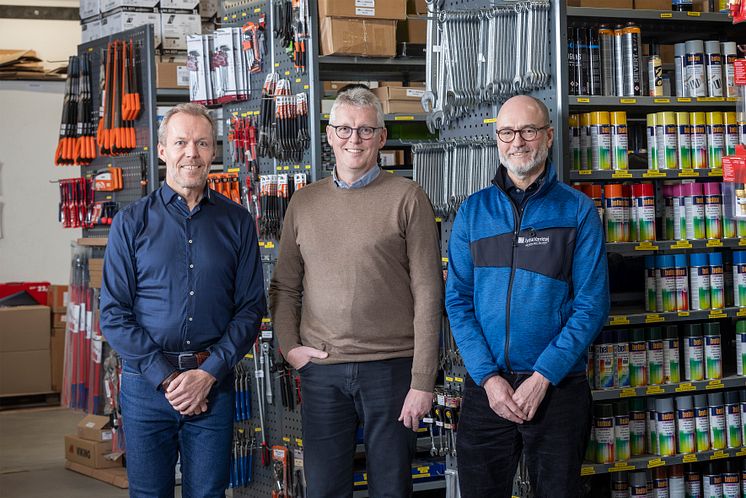 Foto af Kjeld Thomsen (direktør i Jydsk Værktøj), Lars Perl Kristensen (direktør i Nordjydsk Værktøjssalg) og Troels Porse (indkøbschef i Jydsk Værktøj)