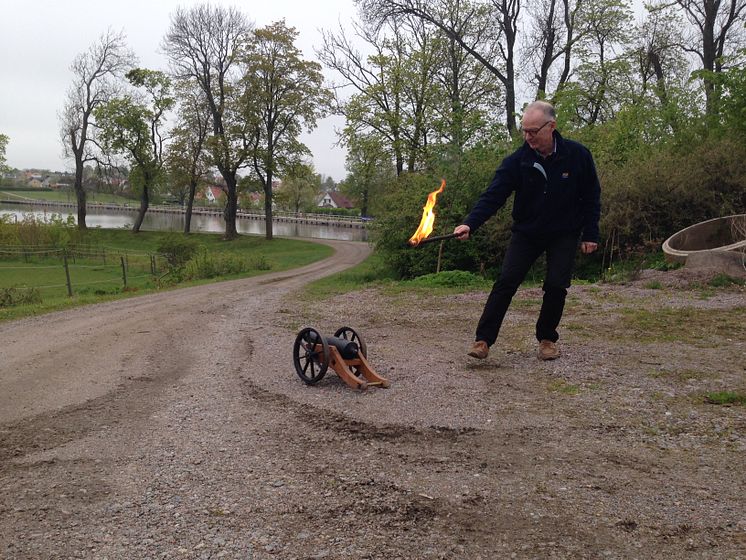 Pressbild - Kanonsalut vid invigning av cykeluthyrning vid Bergs slussar 