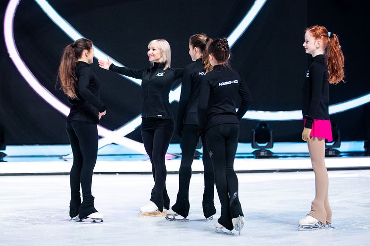 Die HOLIDAY ON ICE ACADEMY Nachwuchstalente mit Aljona Savchenko bei den Vorbereitungen auf Dancing on Ice