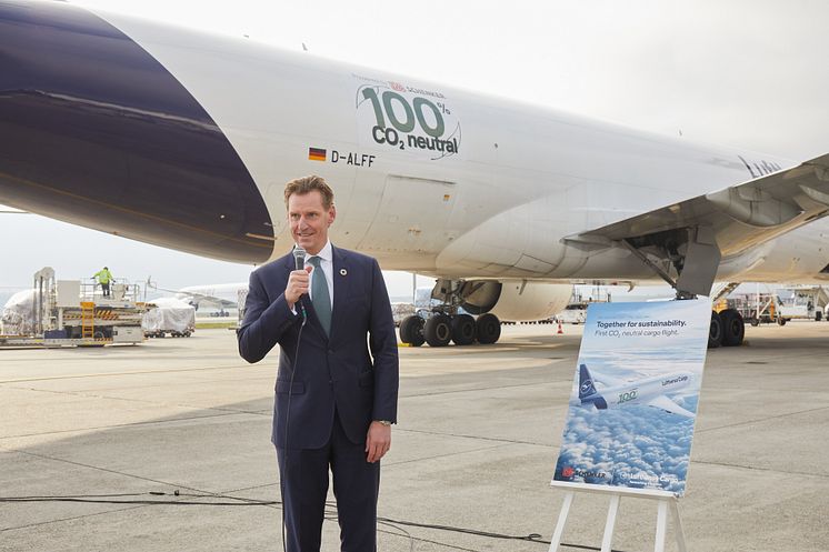 First CO2-neutral freight flight Lufthansa Cargo and DB Schenker start 