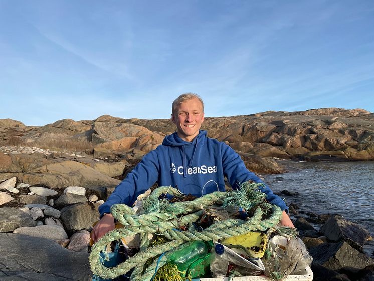 Lukas with fishing crate full of plastic - Ramsvikslandet