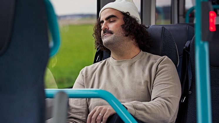 Sovande man på buss