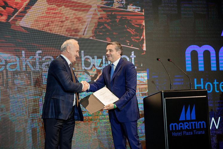 Blendi Klosi, Tourismusminister Albanien (rechts), überreicht die offizielle 5-Sterne-Zertifizierung an Hoteldirektor Behar Male (links).