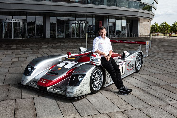 Tom Kristensen ved Audi Le Mans racer foran Operaen i København (foto Mads Dreier)