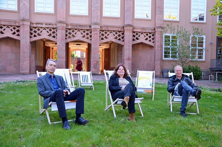 Prof. Josef Focht, Leontine Meijer-van Mensch und Dr. Olaf Thormann präsentieren die neuen Sitzgelegenheiten im Innenhof des Grassimuseums