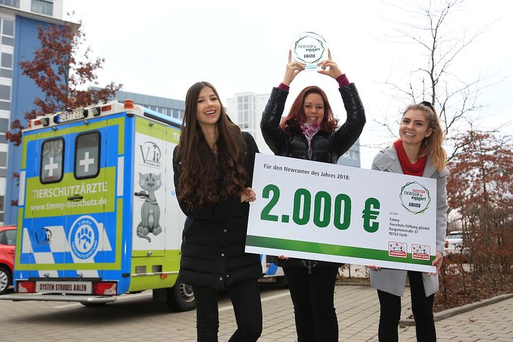 Vor dem Rettungswagen für Tiere: 2.000 € für Timmy Tierschutz aus den Händen der Initiative "tierisch engagiert"