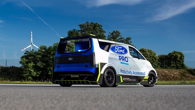 Ford Pro Electric SuperVan 2022 (48)