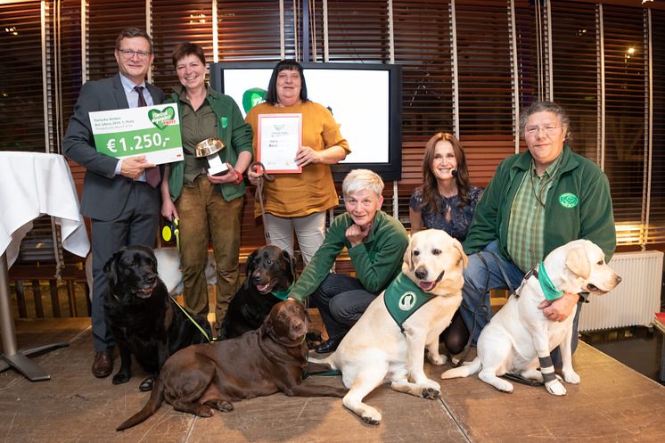Hermann Aigner übergibt den Preis an den Verein Therapiehunde Mensch & Tier