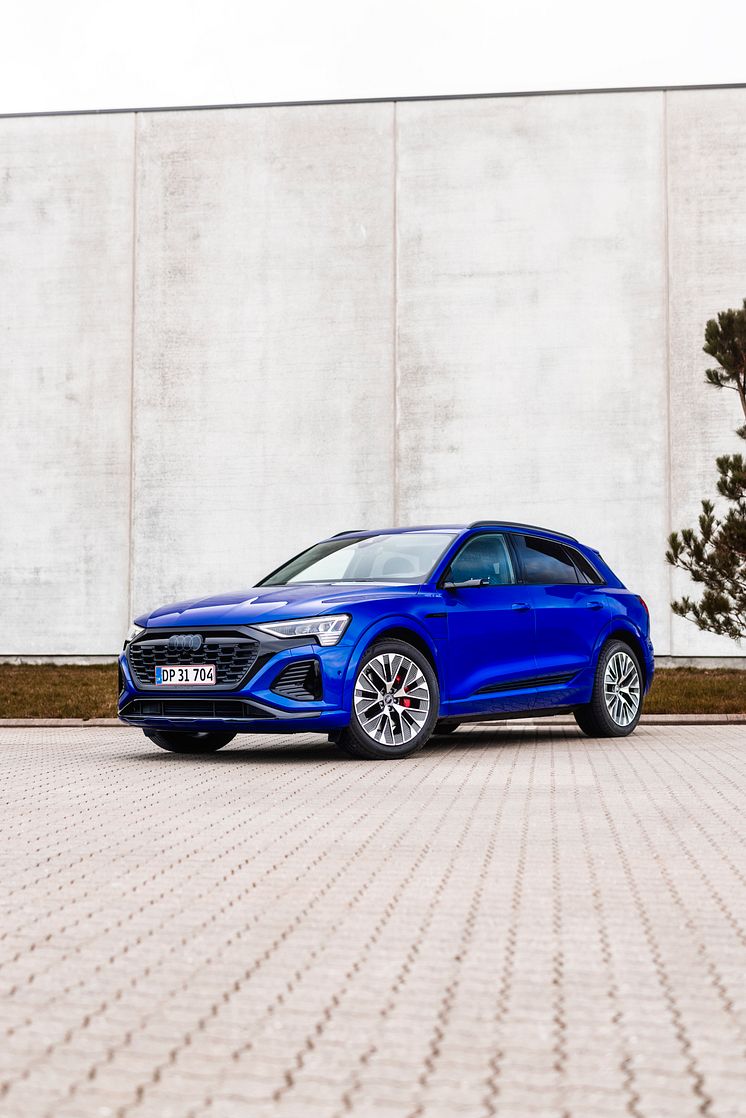 Audi Q8 e-tron (Ultrablå metallak)