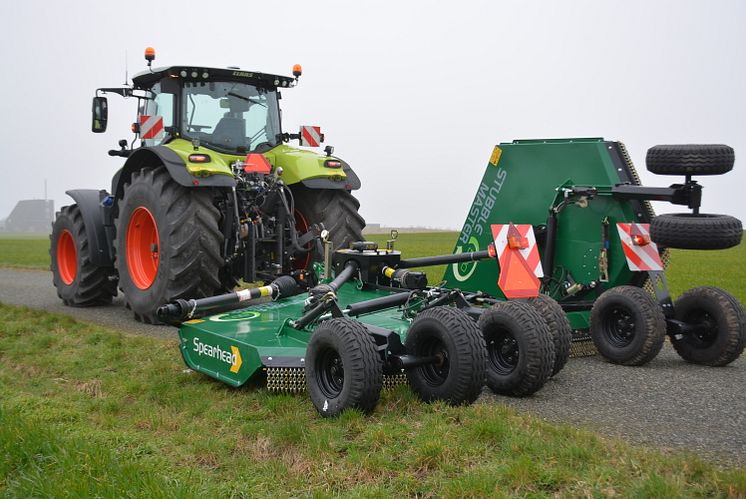 CLAAS traktor med Spearhead