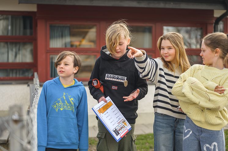 Grupp på skolgård samarbetar