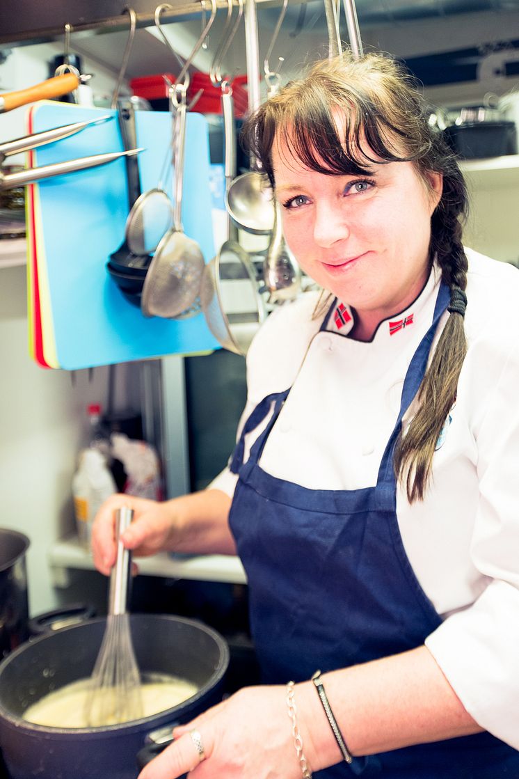 Siv Hilde kocht ihre berühmte Fischsuppe mit viel Liebe, einzigartigem Skrei und gaaaanz viel Sahne