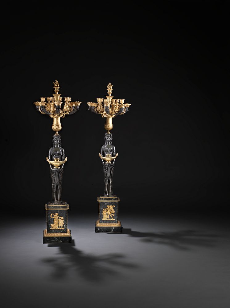 Pierre Philippe Thomire: A pair of large late Empire gilt and patinated bronze candelabra with plinths of green ‘Vert de Mer’. Early 19th century. Estimate: DKK 600,000. 