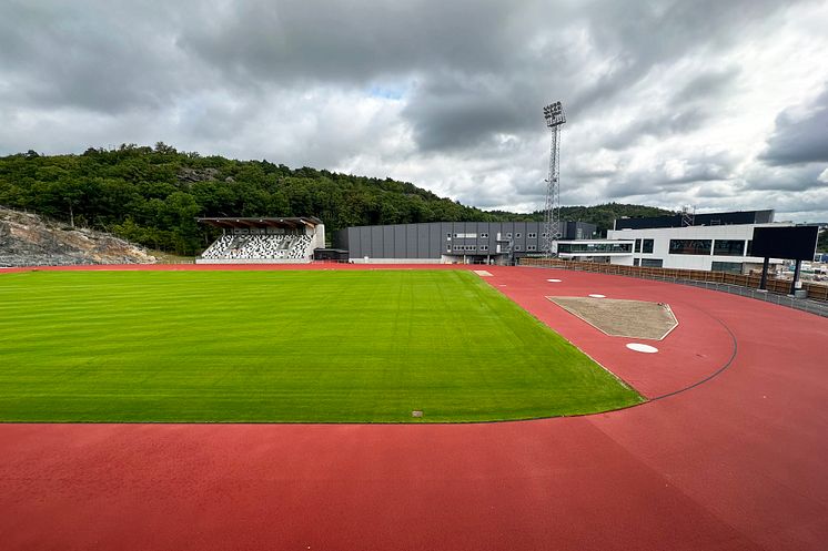 Rimnersvallen med östra läktaren och utsikt mot Rimnershallen och Rimnersbadet