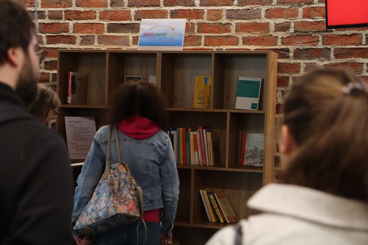 Kräuterspirale und Büchertauschregal entstehen durch Service Learning-Seminar an der Universität Vechta | Studentische Projekte hinterlassen sichtbare Spuren für mehr Nachhaltigkeit auf dem Campus 
