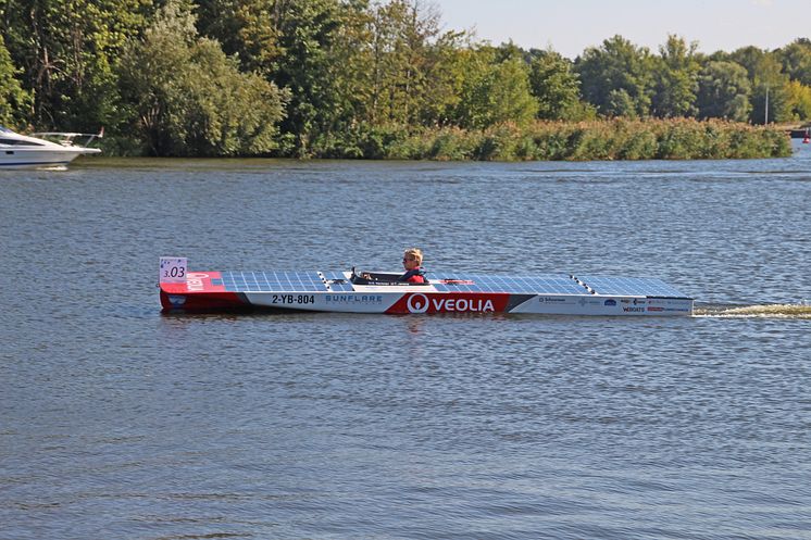 TH Wildau mit Solarboot SUNcaTcHer auf Platz 2 bei der „Haus-Regatta“ auf der Dahme bei Wildau