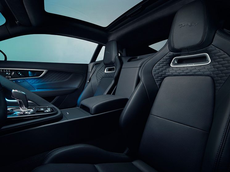 Jag_F-TYPE_21MY_Image_Studio_Interior_Ebony_02.12.19_012