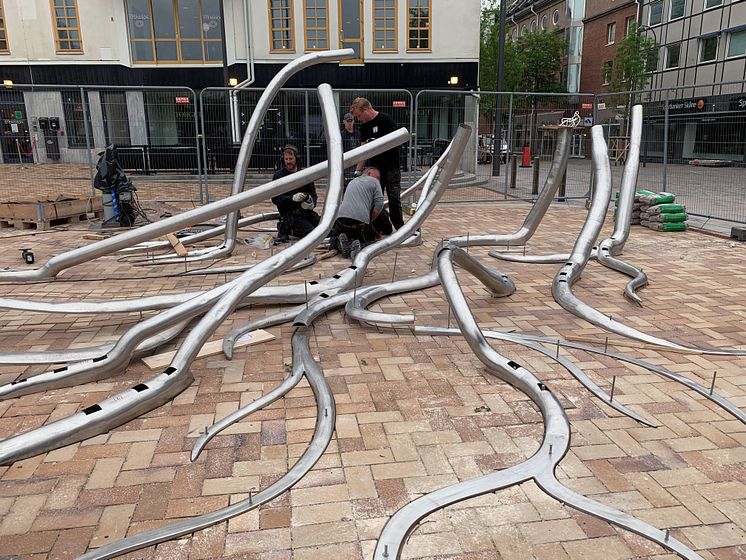 Konstverket monteras på Stora torg