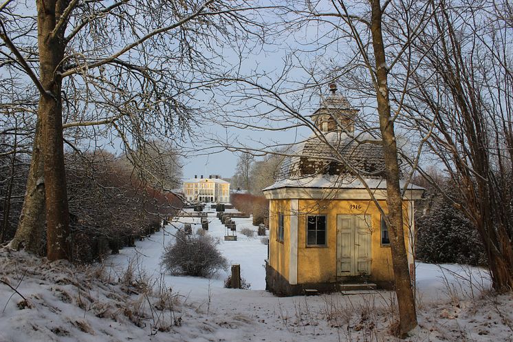 Lusthuset och huvudbyggnaden på Julita gård