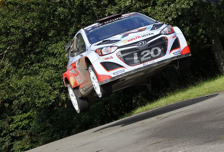 Thierry Neuville flyr høyt i Rally Tyskland