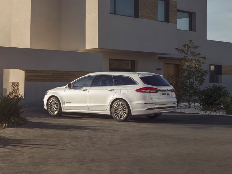 Ford Mondeo Hybrid som kombi presenteras på motormässan i Bryssel.