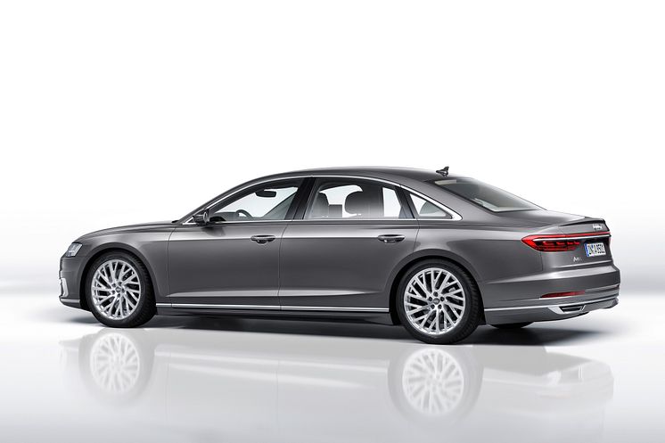 Audi A8 L (Terragrey)