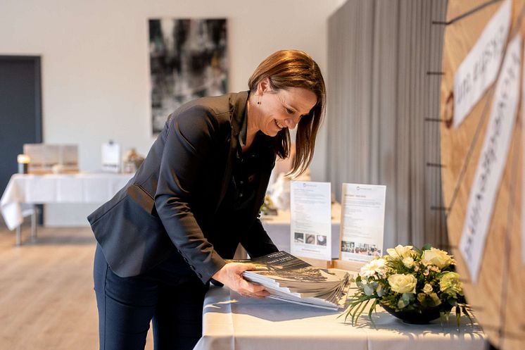 HR Business Partner i HimmerLand Pia Søgaard gør klar til jobmesse
