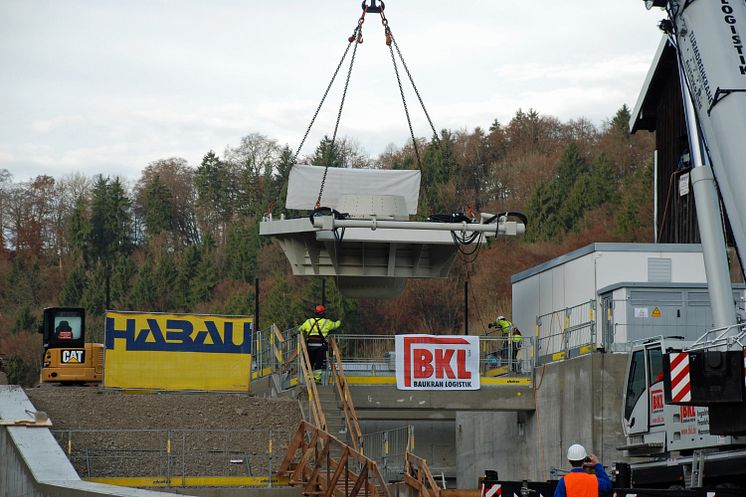 Hochmoderne Turbine im Wasserkraftwerk Baierbrunn eingehoben –  Öko-Energie aus der Isar für rund 700 Haushalte