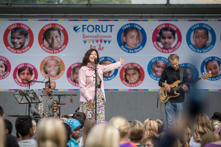 Maj Britt Andersen med band på Barneaksjonens jubileumskonsert