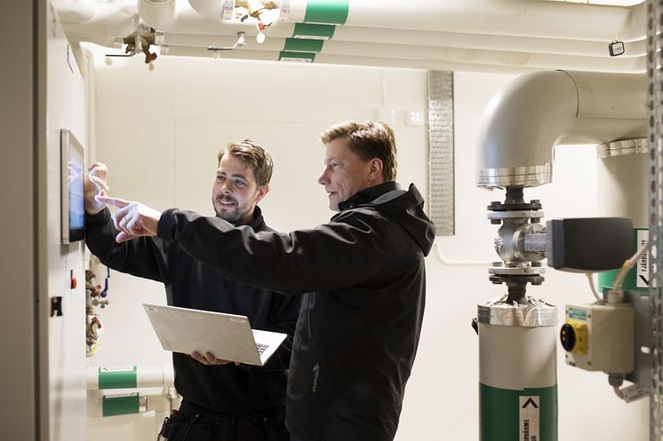 Drifttekniker Niklas Johansson och driftchef Robert Schwartze arbetar med Hotell Hedens energisystem.jpg